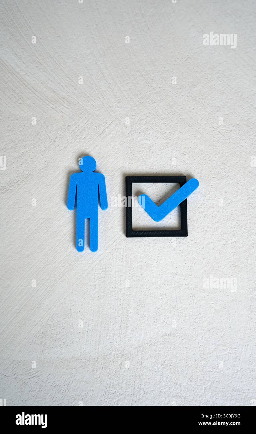 Una figura umana e un segno di spunta in una casella di controllo. Il concetto di conformità ai criteri. Per marchiarsi con la propria presenza. Da scegliere. Lavoro di riunione Foto Stock