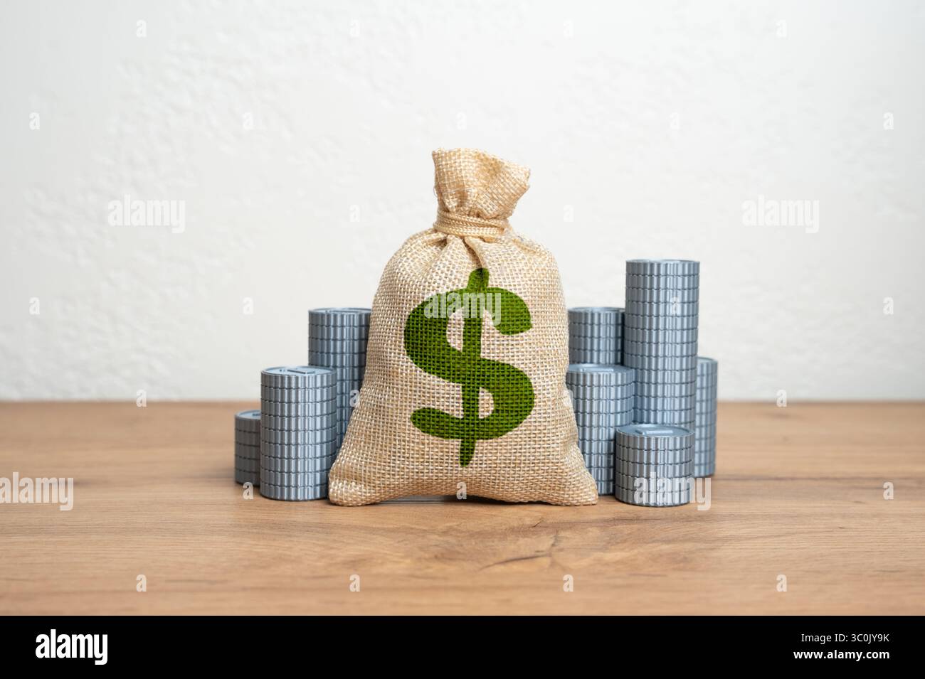 Sacco di soldi da un dollaro e pile di monete. Gestione patrimoniale, surplus nazionale o aziendale e stabilità monetaria. Risparmi, redditività e finanziamenti Foto Stock