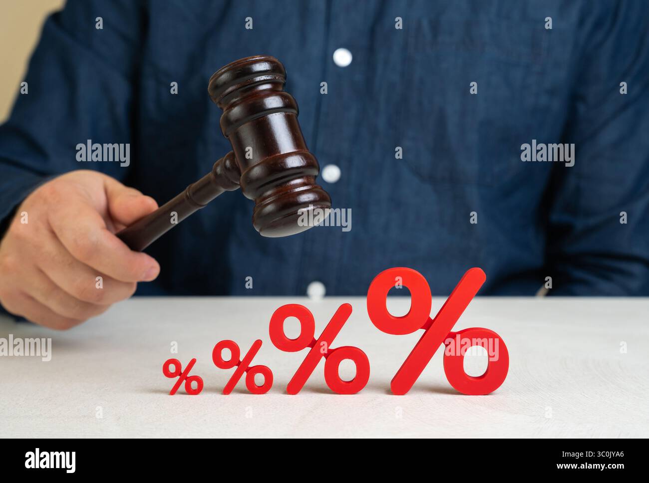 Un giudice con un martelletto e tassi d'interesse in aumento. Decisioni normative che incidono sui mercati finanziari, cambiamenti delle politiche della banca centrale o interventi governativi Foto Stock