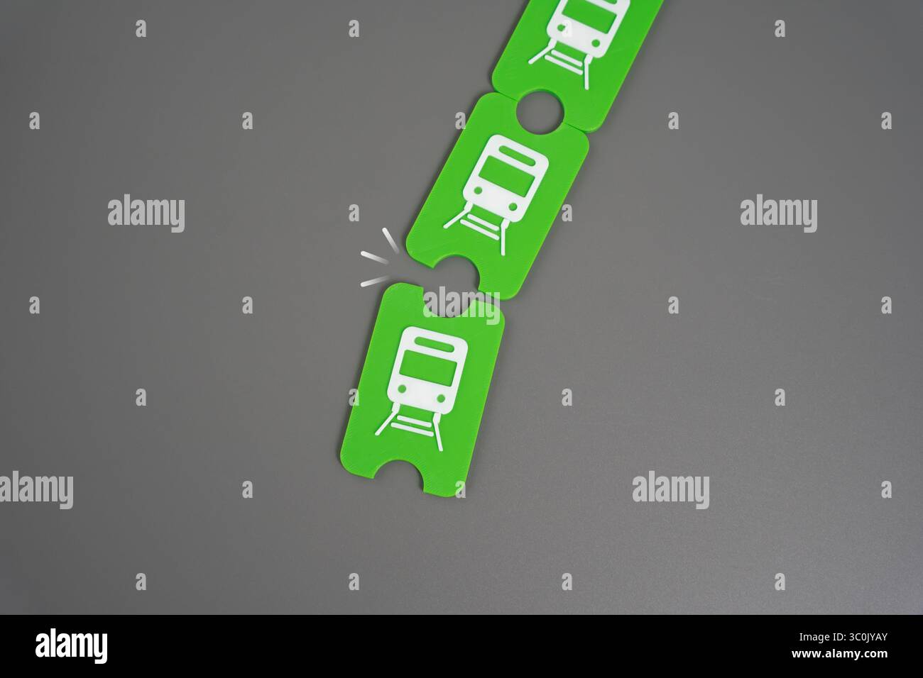 Strappa un biglietto del treno o del tram. Trasporti pubblici. L'accesso al transito di massa e il ruolo in evoluzione dei sistemi tariffari tradizionali nella mobilità moderna. Foto Stock