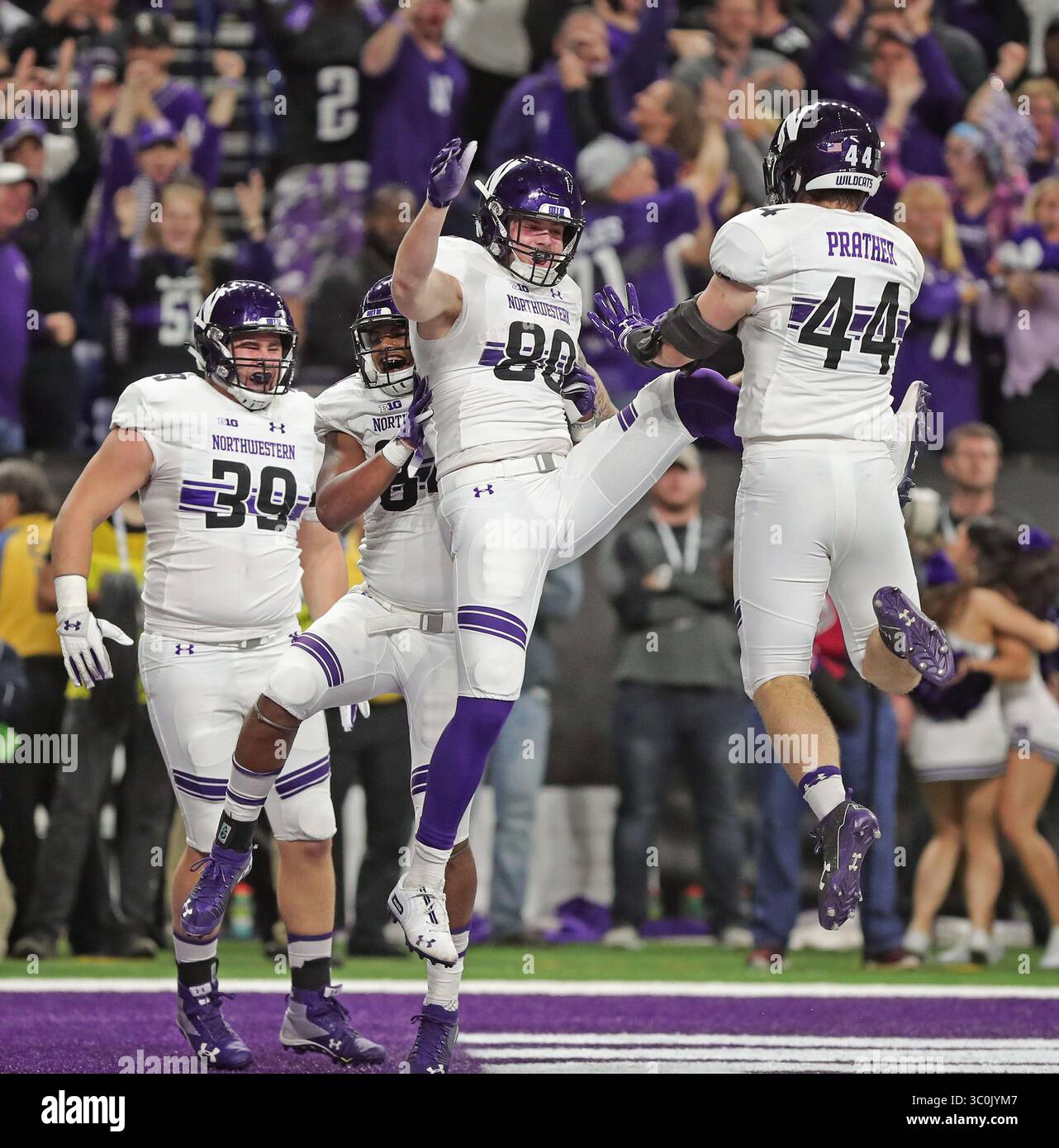 1° dicembre 2018 - Indianapolis, Indiana, Stati Uniti - i Northwestern Wildcats festeggiano in azione durante la partita del Big Ten Championship tra i Northwestern Wildcats e gli Ohio State Buckeyes il 1° dicembre 2018 al Lucas Oil Stadium di Indianapolis, Indiana. (Immagine di credito: © Wes Hight/ZUMA Wire) Foto Stock