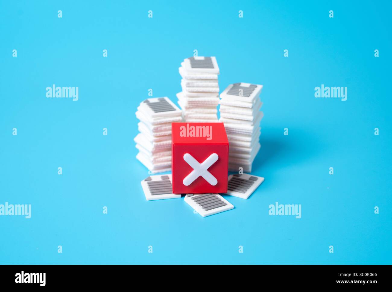 Essere rifiutati. Inferno burocratico. Rifiuto dei permessi, approvazioni non riuscite. Fatica burocratica e disillusione con strutture istituzionali rigide. Foto Stock