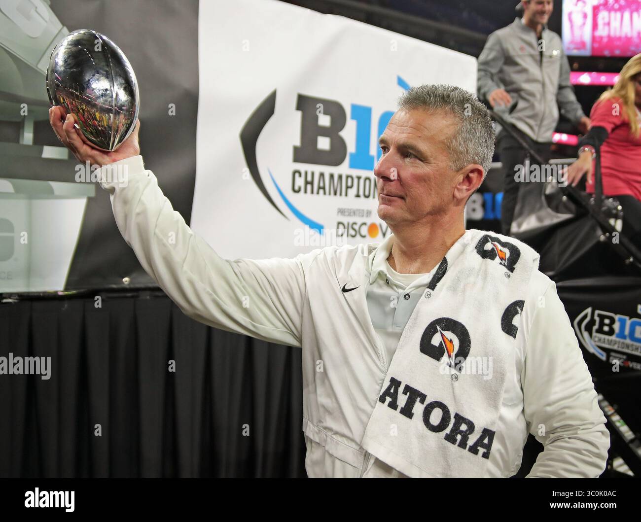 2 dicembre 2018 - Indianapolis, Indiana, Stati Uniti - l'allenatore degli Ohio State Buckeyes Urban Meyer detiene il trofeo dopo la vittoria nella partita del Big Ten Championship tra i Northwestern Wildcats e gli Ohio State Buckeyes il 1° dicembre 2018 al Lucas Oil Stadium di Indianapolis, Indiana. (Immagine di credito: © Wes Hight/ZUMA Wire) Foto Stock