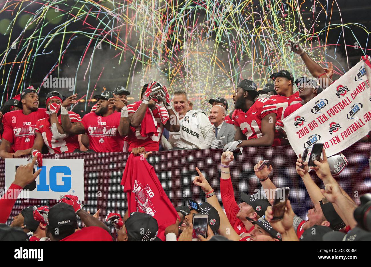 2 dicembre 2018 - Indianapolis, Indiana, Stati Uniti - gli Ohio State Buckeyes celebrano la vittoria del campionato dopo la vittoria nella partita del Big Ten Championship tra i Northwestern Wildcats e gli Ohio State Buckeyes il 1° dicembre 2018 al Lucas Oil Stadium di Indianapolis, Indiana. (Immagine di credito: © Wes Hight/ZUMA Wire) Foto Stock