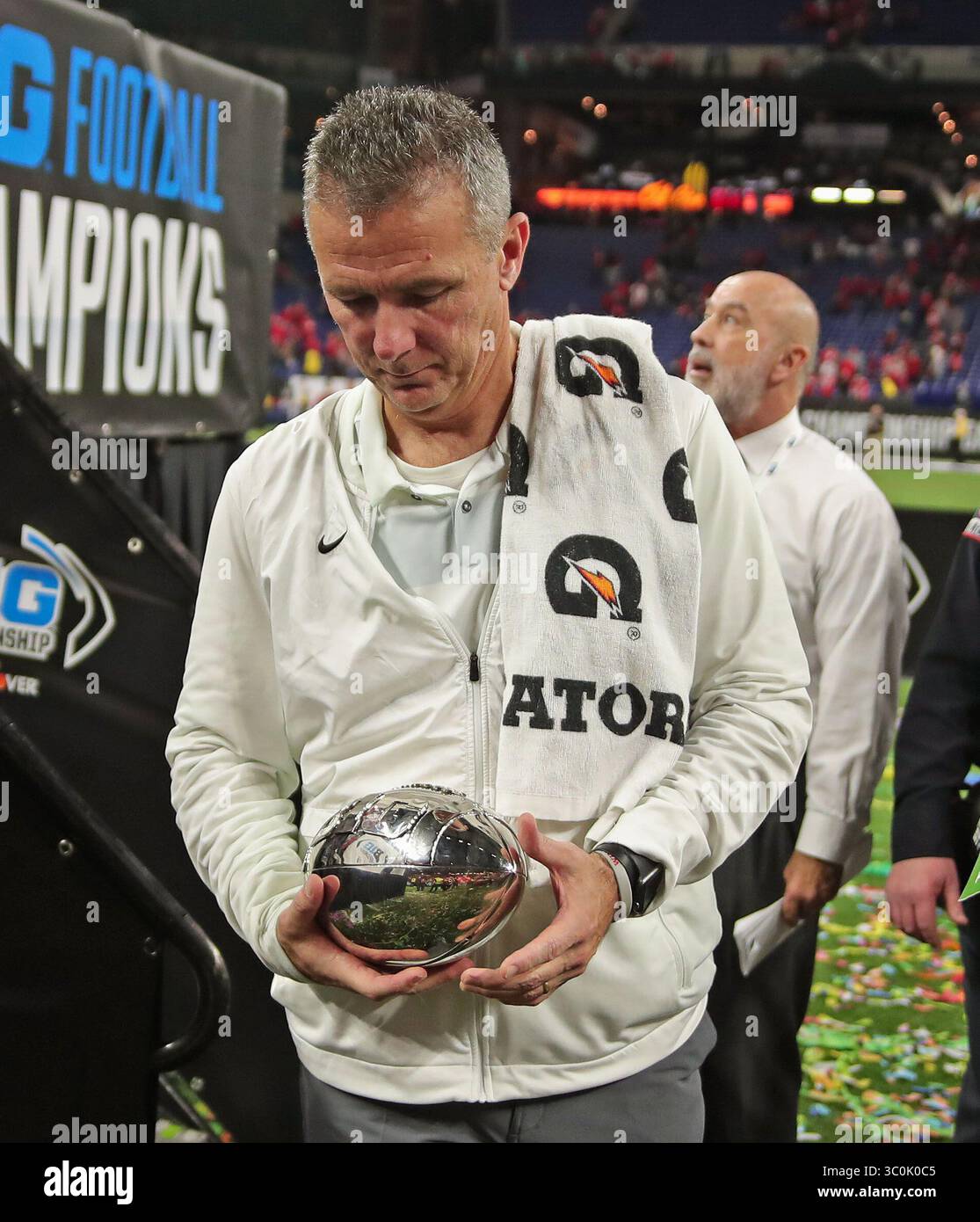 2 dicembre 2018 - Indianapolis, Indiana, Stati Uniti - l'allenatore degli Ohio State Buckeyes Urban Meyer guarda il trofeo dopo la vittoria nella partita del Big Ten Championship tra i Northwestern Wildcats e gli Ohio State Buckeyes il 1° dicembre 2018 al Lucas Oil Stadium di Indianapolis, Indiana. (Immagine di credito: © Wes Hight/ZUMA Wire) Foto Stock