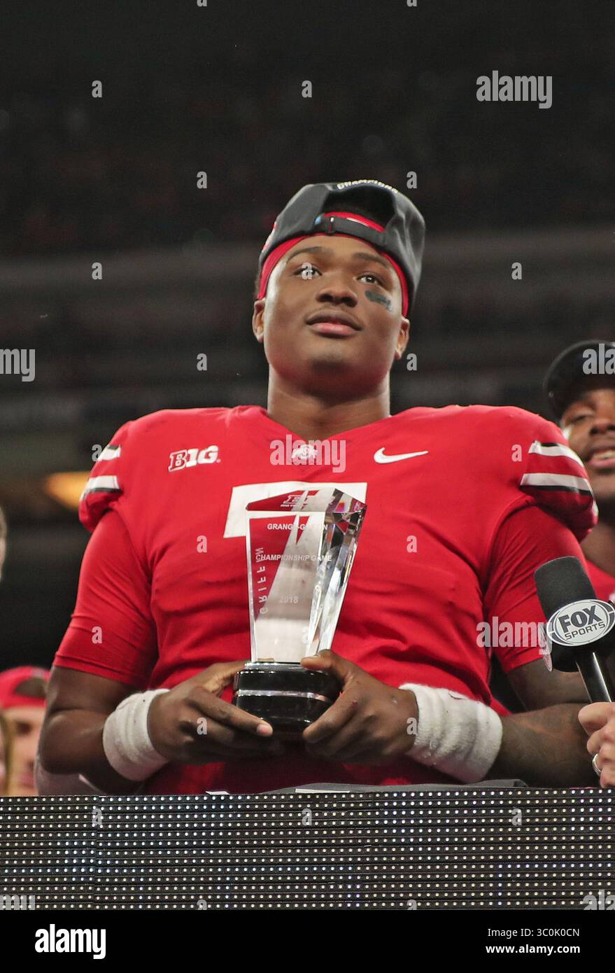 2 dicembre 2018 - Indianapolis, Indiana, Stati Uniti - Teradja Mitchell linebacker degli Ohio State Buckeyes (7) celebra la vittoria nella partita del Big Ten Championship tra i Northwestern Wildcats e gli Ohio State Buckeyes il 1° dicembre 2018 al Lucas Oil Stadium di Indianapolis, Indiana. (Immagine di credito: © Wes Hight/ZUMA Wire) Foto Stock