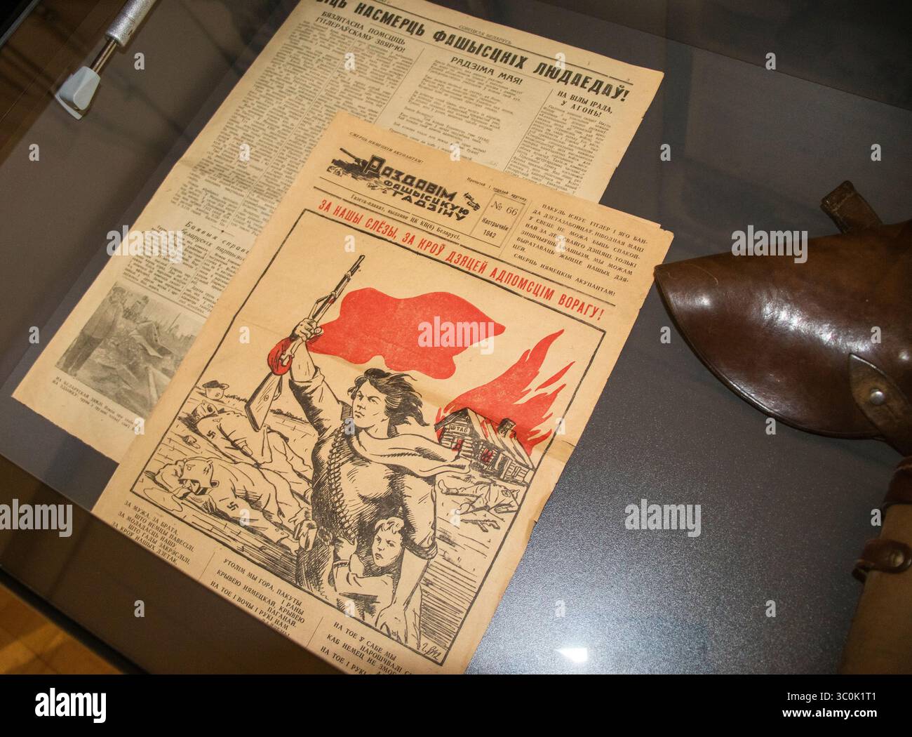 07.07.2025 - Minsk, Bielorussia - giornale di agitazione della seconda guerra mondiale in mostra del museo. Foto Stock