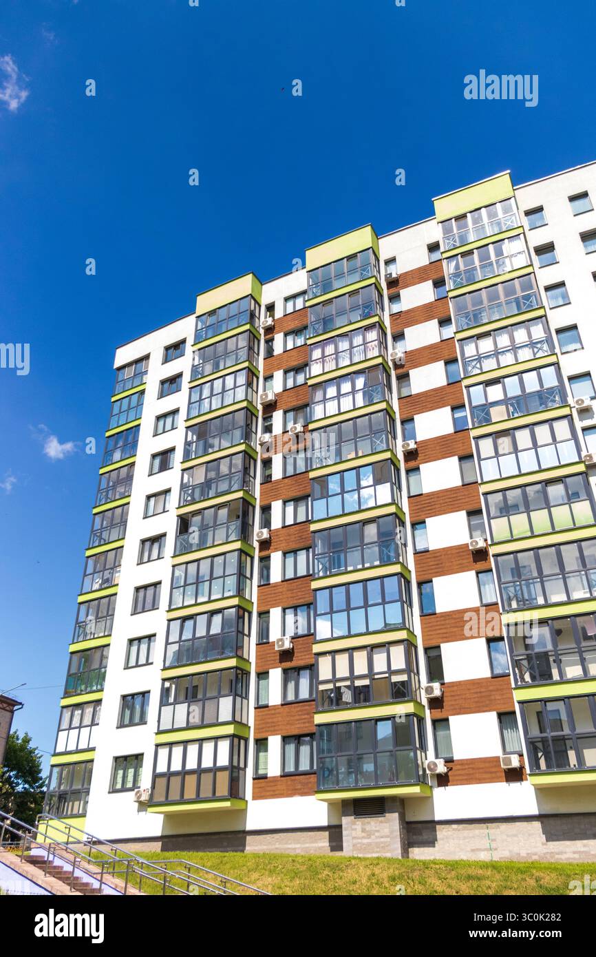 Facciata dell'edificio urbano e moderno Foto Stock