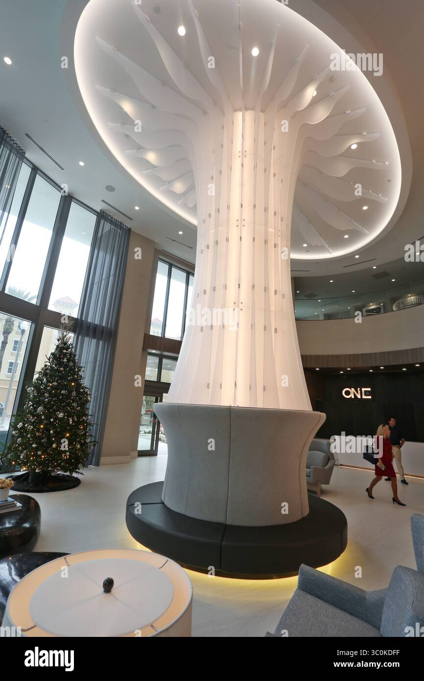 4 dicembre 2018 - St. Petersburg, Florida, Stati Uniti - SCOTT KEELER | Times.One il design della hall di St. Petersburg si estende dal pavimento al soffitto. L'edificio è la torre condominio più alta della costa occidentale della Florida ed è quasi finito. (Immagine di credito: © Scott Keeler/Tampa Bay Times tramite ZUMA Wire) Foto Stock
