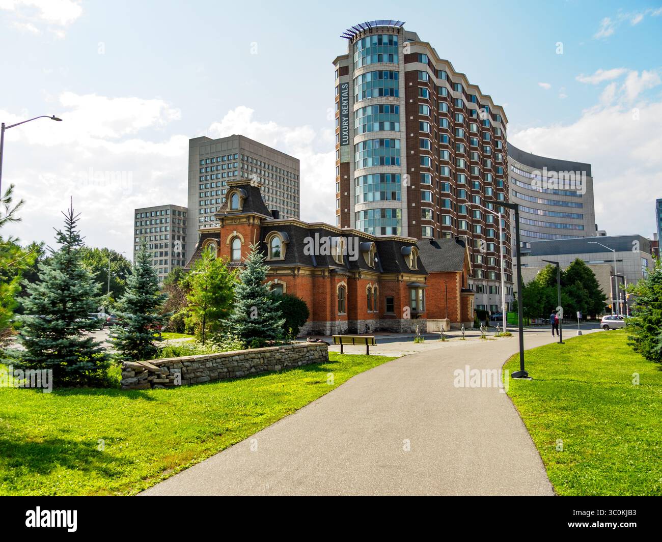 Premiere Suites Rentals Building, Odell House, Royal Society of Canada & Pension Fund and Investment Management, University of Ottawa, Ontario, Canada Foto Stock