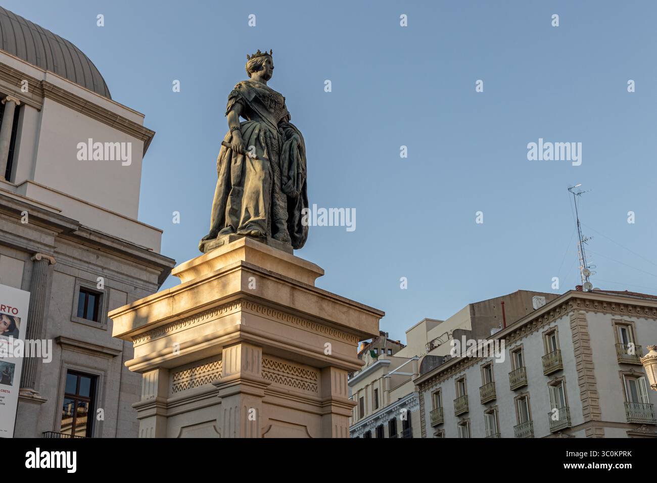 Madrid, Spagna. Monumento alla regina Isabella II in Plaza de Isabel II, di fronte al Teatro reale. Scolpita da Jose Piquer Duart nel 1850, onora il Foto Stock