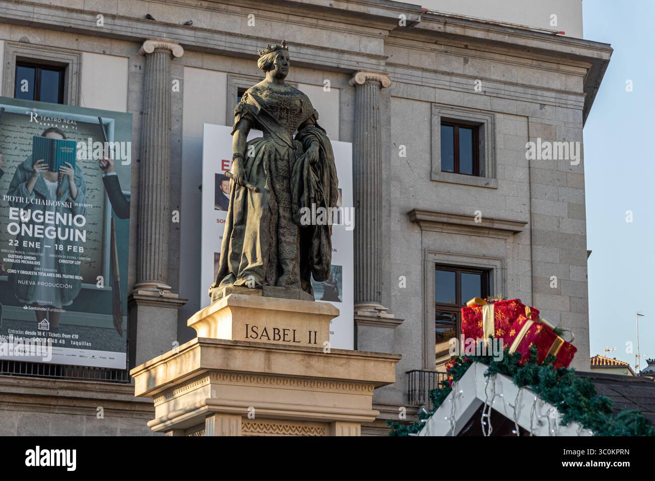 Madrid, Spagna. Monumento alla regina Isabella II in Plaza de Isabel II, di fronte al Teatro reale. Scolpita da Jose Piquer Duart nel 1850, onora il Foto Stock