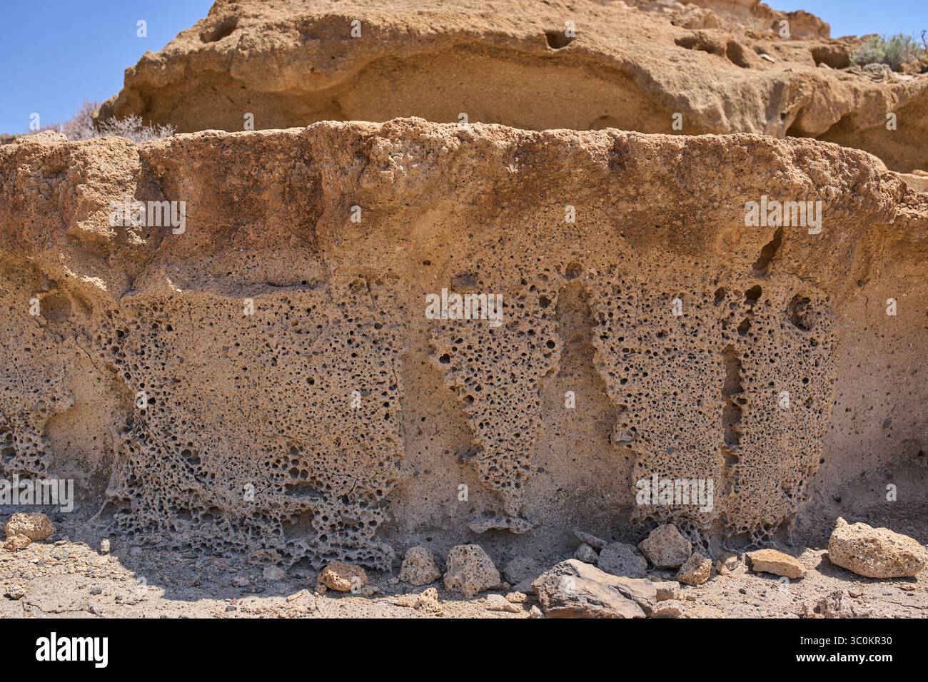 Primo piano di tufo vulcanico eroso poroso che mostra consistenza porosa e superficie stratificata a Los Derriscaderos Foto Stock
