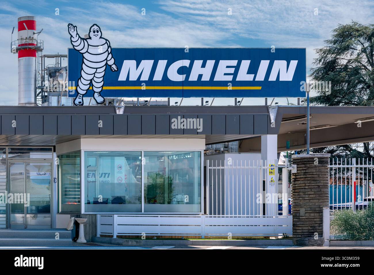 Cuneo, Italia - 21 luglio 2025: Logo Michelin con la mascotte Michelin Bibendum, all'ingresso dello stabilimento italiano di Cuneo Foto Stock