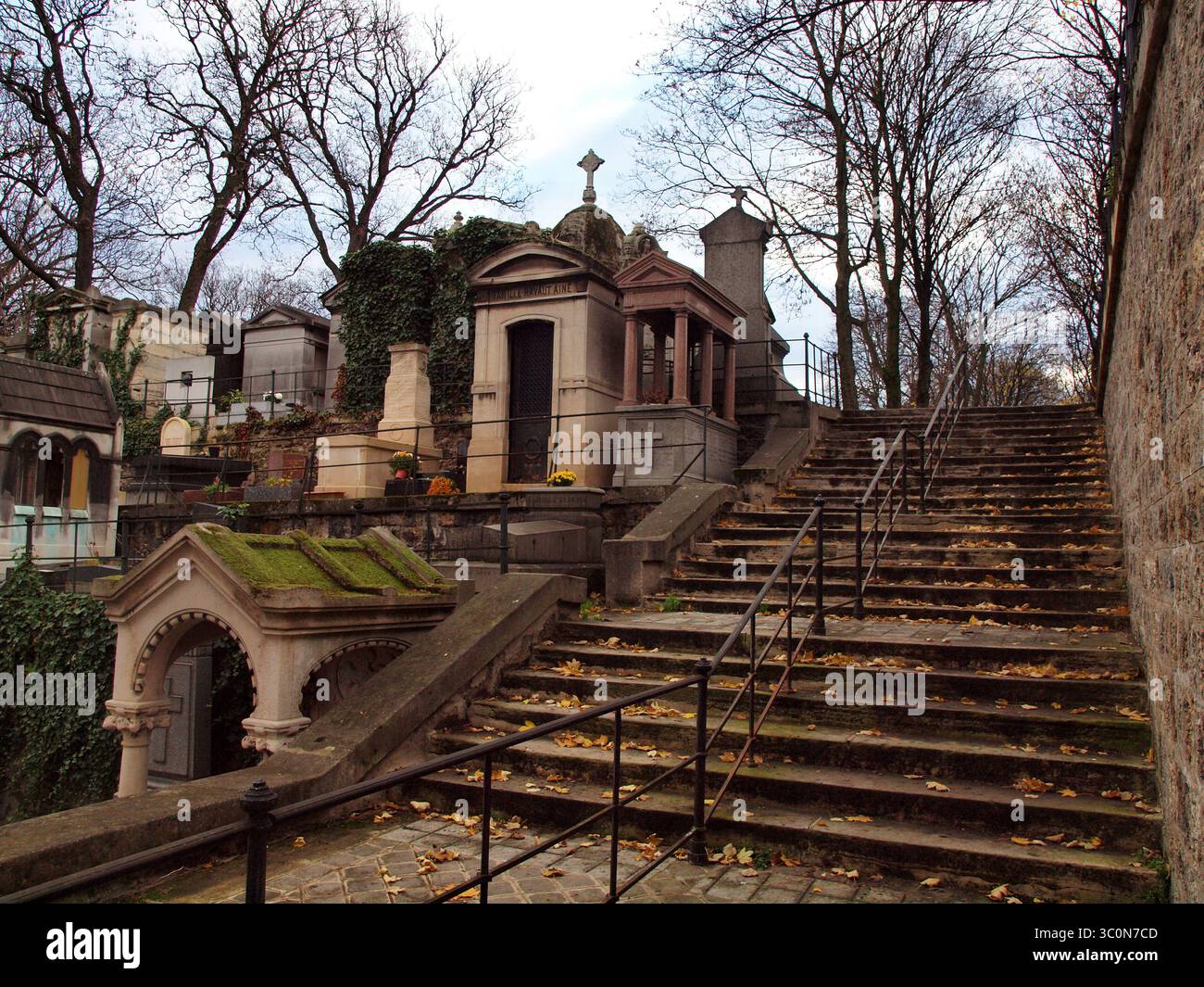 4 dicembre 2015 - Parigi, Parigi, Francia - Graves e scale al Cimitero di Montmartre. (Immagine di credito: © Carlos Garcia Granthon/ZUMA Wire) Foto Stock