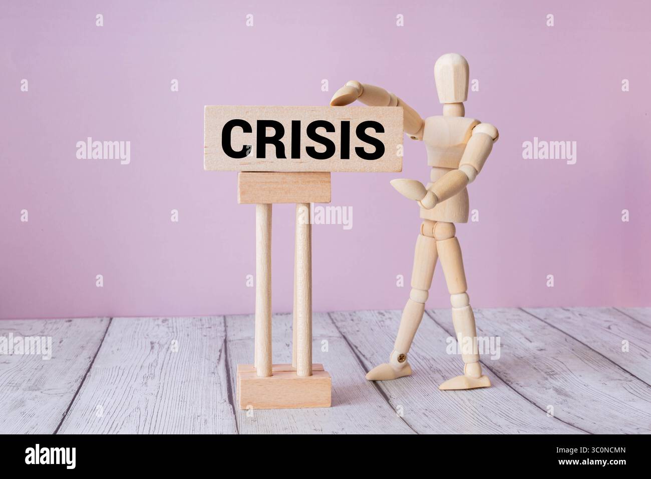 Bruciare un pezzo di carta con la parola crisi scritta su di esso, su uno sfondo nero Foto Stock