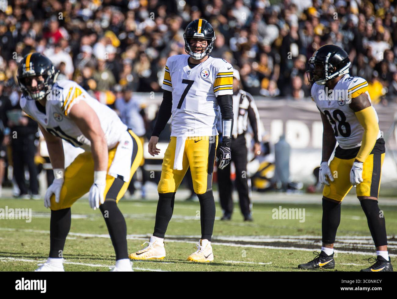 09 dicembre 2018 Oakland U.S.A CA il quarterback dei Pittsburgh Steelers Ben Roethlisberger (7) passò per 282 yard con 2 TDS durante la partita di football NFL tra Pittsburgh Steelers e Oakland Raiders 21-24 perse al O.co Coliseum Stadium Oakland California. Thurman James / CSM(immagine di credito: &Copy; Thurman James/CSM tramite cavo ZUMA) Foto Stock