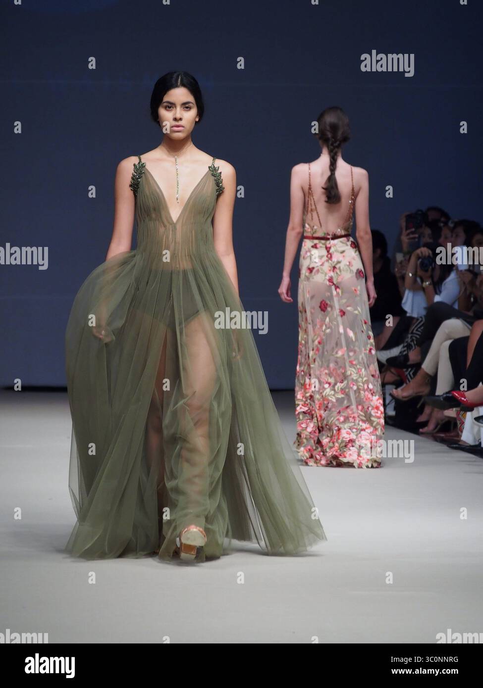 25 aprile 2017 - Lima, Lima, Perù - il design di Yahel Waisman nel festival Lima Fashion Week 2017 (LIFWEEK 2017). L'evento mostra i migliori designer peruviani per la stagione autunno-inverno 2017 dal 25 al 28 aprile presso il Centro Congressi di Lima. (Immagine di credito: © Carlos Garcia Granthon/ZUMA Wire) Foto Stock