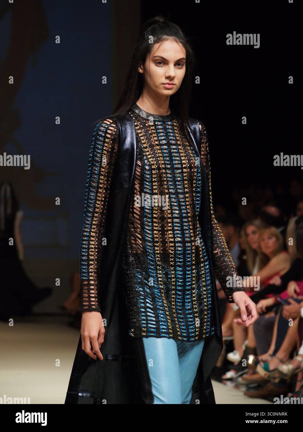 25 aprile 2017 - Lima, Lima, Perù - il design di Ani Alvarez Calderon nel festival Lima Fashion Week 2017 (LIFWEEK 2017). L'evento mostra i migliori designer peruviani per la stagione autunno-inverno 2017 dal 25 al 28 aprile presso il Centro Congressi di Lima. (Immagine di credito: © Carlos Garcia Granthon/ZUMA Wire) Foto Stock