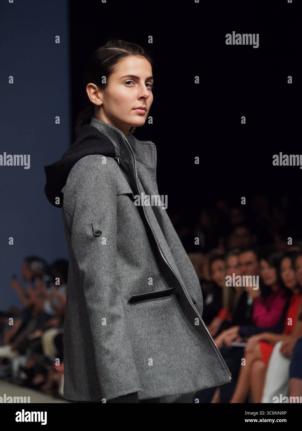25 aprile 2017 - Lima, Lima, Perù - il design di Den TavaraÂ al festival Lima Fashion Week 2017 (LIFWEEK 2017). L'evento mostra i migliori designer peruviani per la stagione autunno-inverno 2017 dal 25 al 28 aprile presso il Centro Congressi di Lima. (Immagine di credito: © Carlos Garcia Granthon/ZUMA Wire) Foto Stock