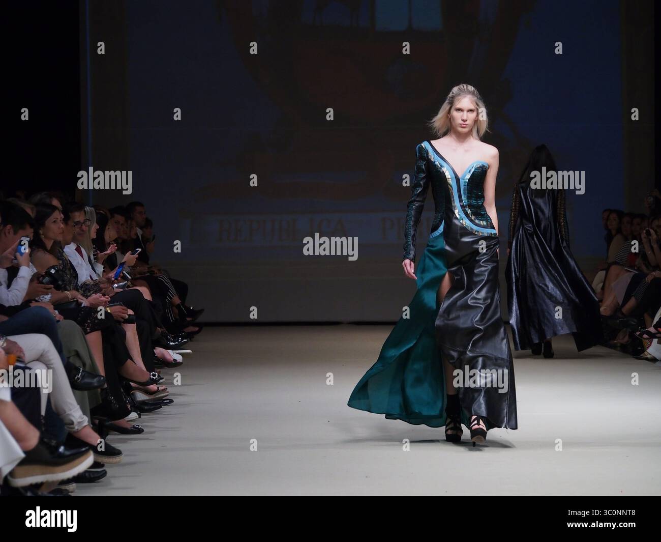 25 aprile 2017 - Lima, Lima, Perù - il design di Ani Alvarez Calderon nel festival Lima Fashion Week 2017 (LIFWEEK 2017). L'evento mostra i migliori designer peruviani per la stagione autunno-inverno 2017 dal 25 al 28 aprile presso il Centro Congressi di Lima. (Immagine di credito: © Carlos Garcia Granthon/ZUMA Wire) Foto Stock