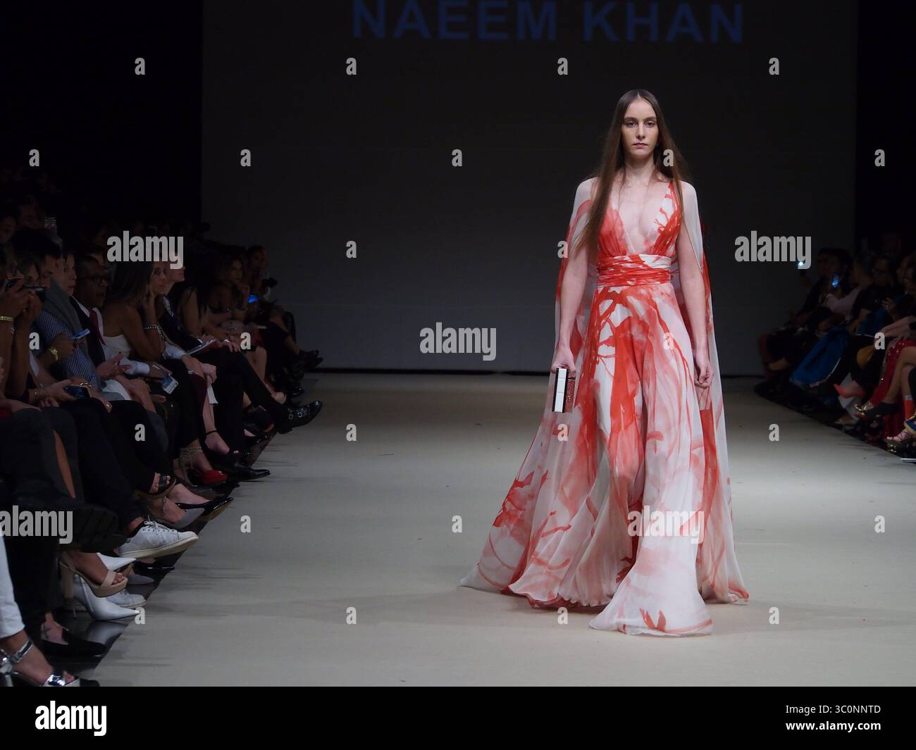 25 aprile 2017 - Lima, Lima, Perù - il design di Naeem KhanÂ al festival Lima Fashion Week 2017 (LIFWEEK 2017). L'evento mostra i migliori designer peruviani per la stagione autunno-inverno 2017 dal 25 al 28 aprile presso il Centro Congressi di Lima. (Immagine di credito: © Carlos Garcia Granthon/ZUMA Wire) Foto Stock