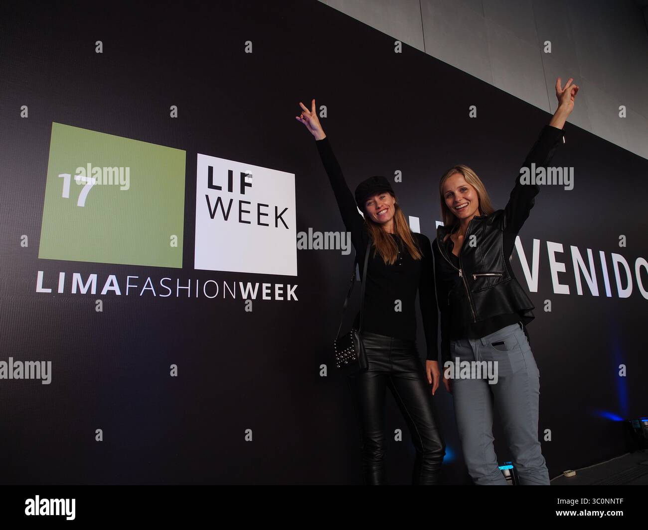 25 aprile 2017 - Lima, Lima, Perù - modelle Jade Brunsting e Agostina Berrojalbiz al festival Lima Fashion Week 2017 (LIFWEEK 2017). L'evento mostra i migliori designer peruviani per la stagione autunno-inverno 2017 dal 25 al 28 aprile presso il Centro Congressi di Lima. (Immagine di credito: © Carlos Garcia Granthon/ZUMA Wire) Foto Stock