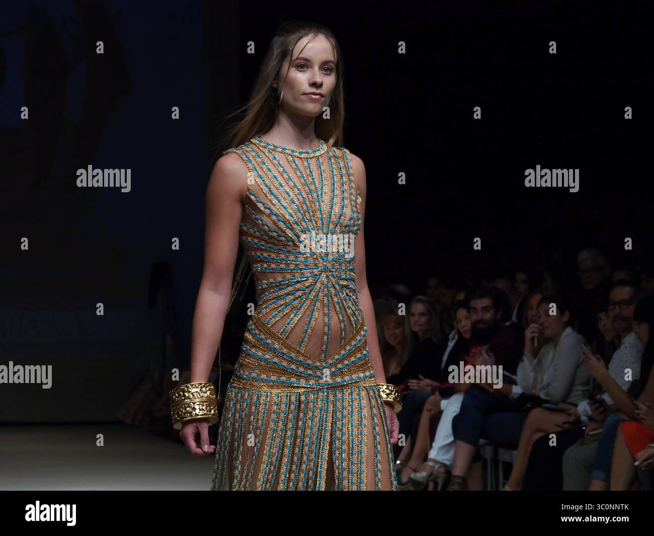 25 aprile 2017 - Lima, Lima, Perù - Agostina Berrojalbiz indossa il design di Ani Alvarez Calderon al festival Lima Fashion Week 2017 (LIFWEEK 2017). L'evento mostra i migliori designer peruviani per la stagione autunno-inverno 2017 dal 25 al 28 aprile presso il Centro Congressi di Lima. (Immagine di credito: © Carlos Garcia Granthon/ZUMA Wire) Foto Stock