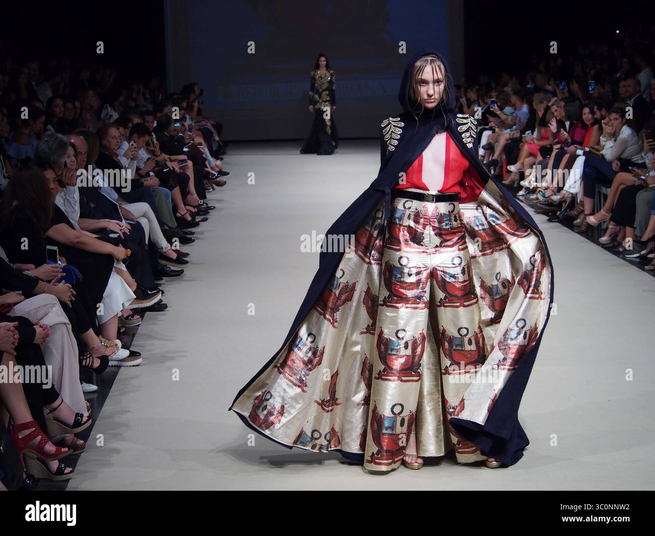 25 aprile 2017 - Lima, Lima, Perù - il design di Ani Alvarez Calderon nel festival Lima Fashion Week 2017 (LIFWEEK 2017). L'evento mostra i migliori designer peruviani per la stagione autunno-inverno 2017 dal 25 al 28 aprile presso il Centro Congressi di Lima. (Immagine di credito: © Carlos Garcia Granthon/ZUMA Wire) Foto Stock