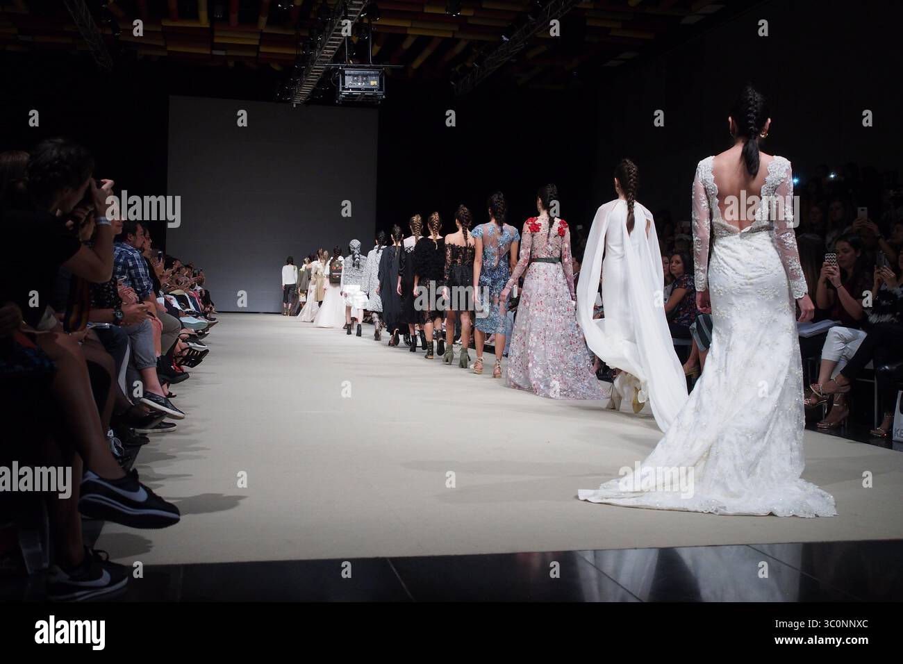 26 aprile 2017 - Lima, Lima, Perù - la collezione della designer Angie Schlegel nel festival Lima Fashion Week 2017 (LIFWEEK 2017). L'evento mostra i migliori designer peruviani per la stagione autunno-inverno 2017 dal 25 al 28 aprile presso il Centro Congressi di Lima. (Immagine di credito: © Carlos Garcia Granthon/ZUMA Wire) Foto Stock