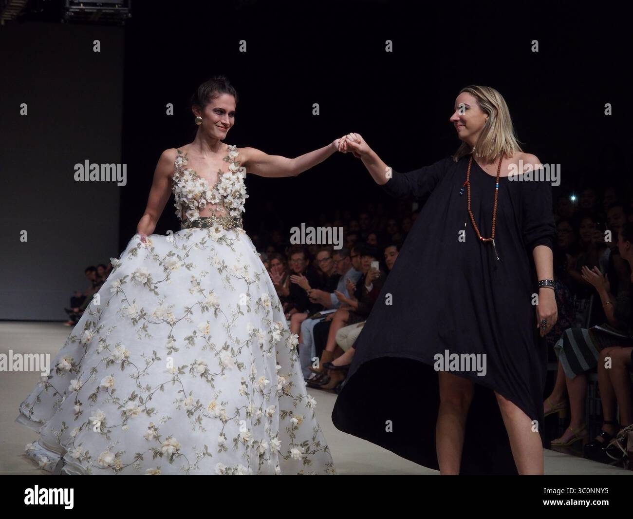 26 aprile 2017 - Lima, Lima, Perù - Designer Angie Schlegel (R) al festival Lima Fashion Week 2017 (LIFWEEK 2017). L'evento mostra i migliori designer peruviani per la stagione autunno-inverno 2017 dal 25 al 28 aprile presso il Centro Congressi di Lima. (Immagine di credito: © Carlos Garcia Granthon/ZUMA Wire) Foto Stock
