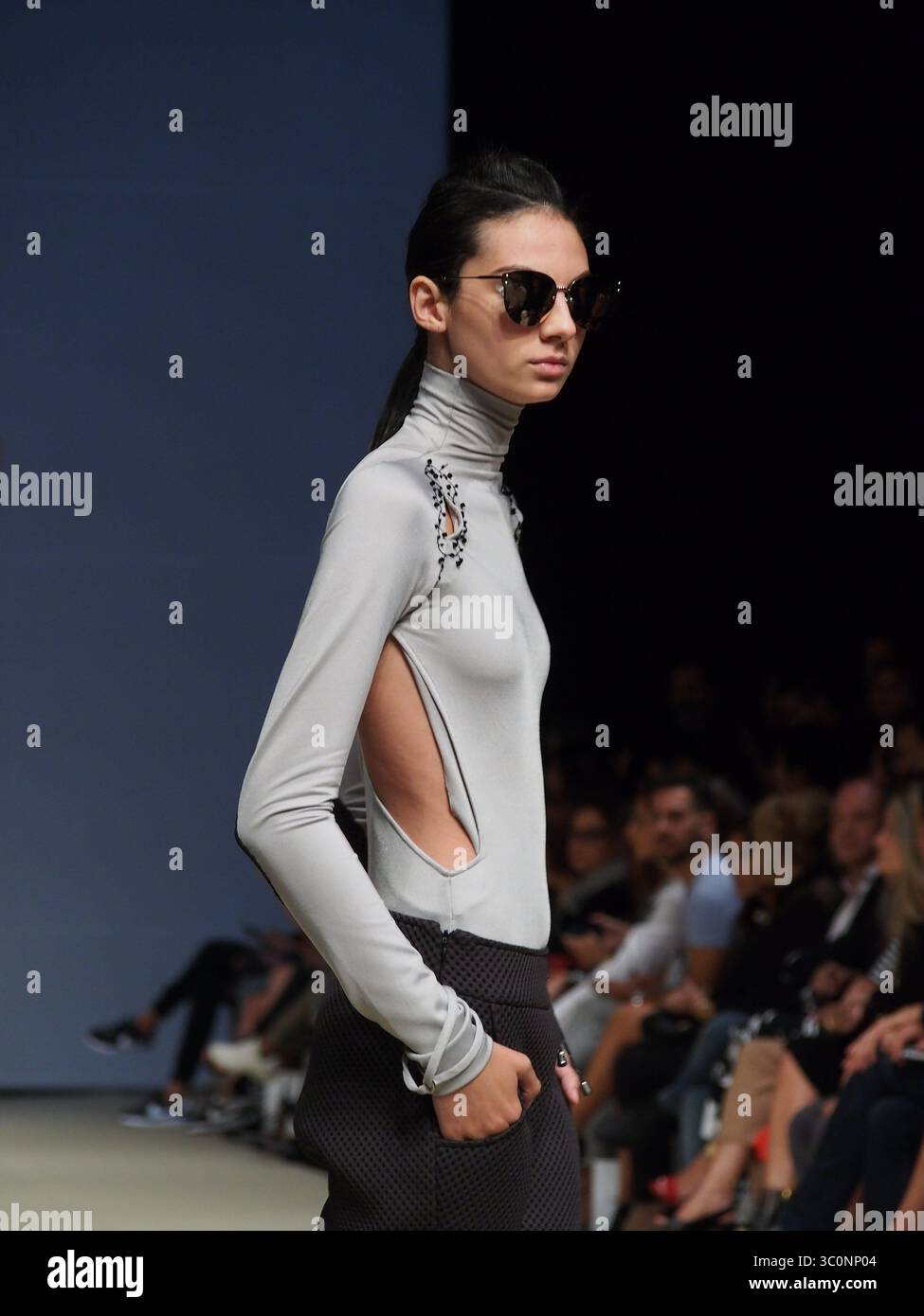 25 aprile 2017 - Lima, Lima, Perù - il design di Den TavaraÂ al festival Lima Fashion Week 2017 (LIFWEEK 2017). L'evento mostra i migliori designer peruviani per la stagione autunno-inverno 2017 dal 25 al 28 aprile presso il Centro Congressi di Lima. (Immagine di credito: © Carlos Garcia Granthon/ZUMA Wire) Foto Stock