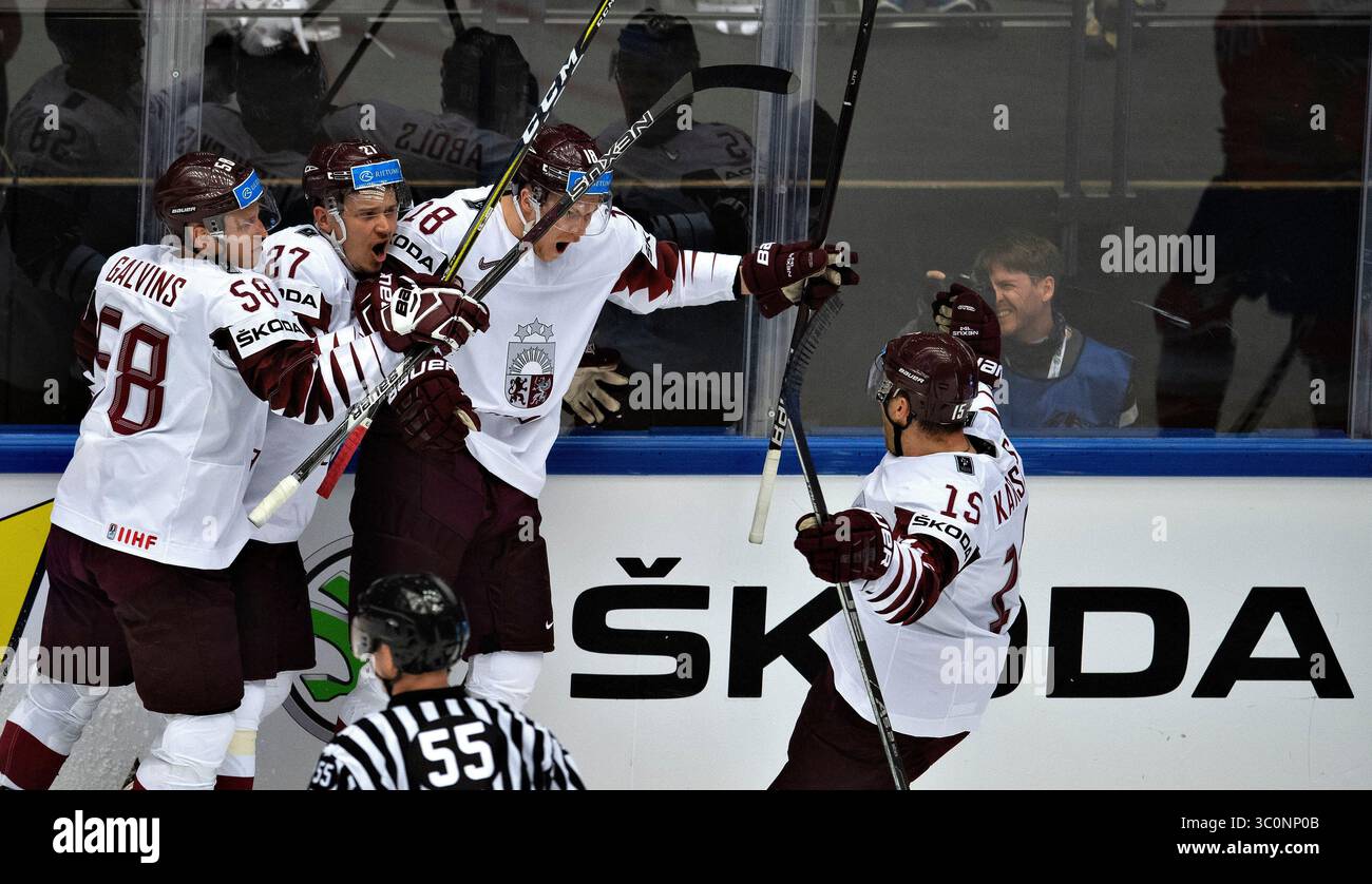 5 maggio 2018 - Herning, Danimarca - Martins Karsums, Guntis Galvins, Oskars Cibulskis, Rodrigo Abols, Lettonia festeggiano durante la partita a gironi tra Norvegia e Lettonia nel Campionato Mondiale di hockey su ghiaccio 2018 a Jyske Bank Boxen. (Immagine di credito: © Lars Moeller via ZUMA Wire) Foto Stock