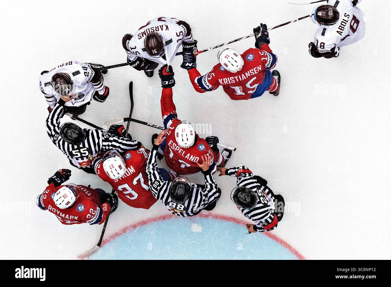 5 maggio 2018 - Herning, Danimarca - Martins Karsums, Mikelis Redlihs, Rodrigo Abols, Lettonia e Tommy Kristiansen, Stefan Espeland, William Stroem, Martin Roymarkduring, Norvegia durante la partita a gironi tra Norvegia e Lettonia nel Campionato Mondiale di hockey su ghiaccio 2018 a Jyske Bank Boxen. (Immagine di credito: © Lars Moeller via ZUMA Wire) Foto Stock