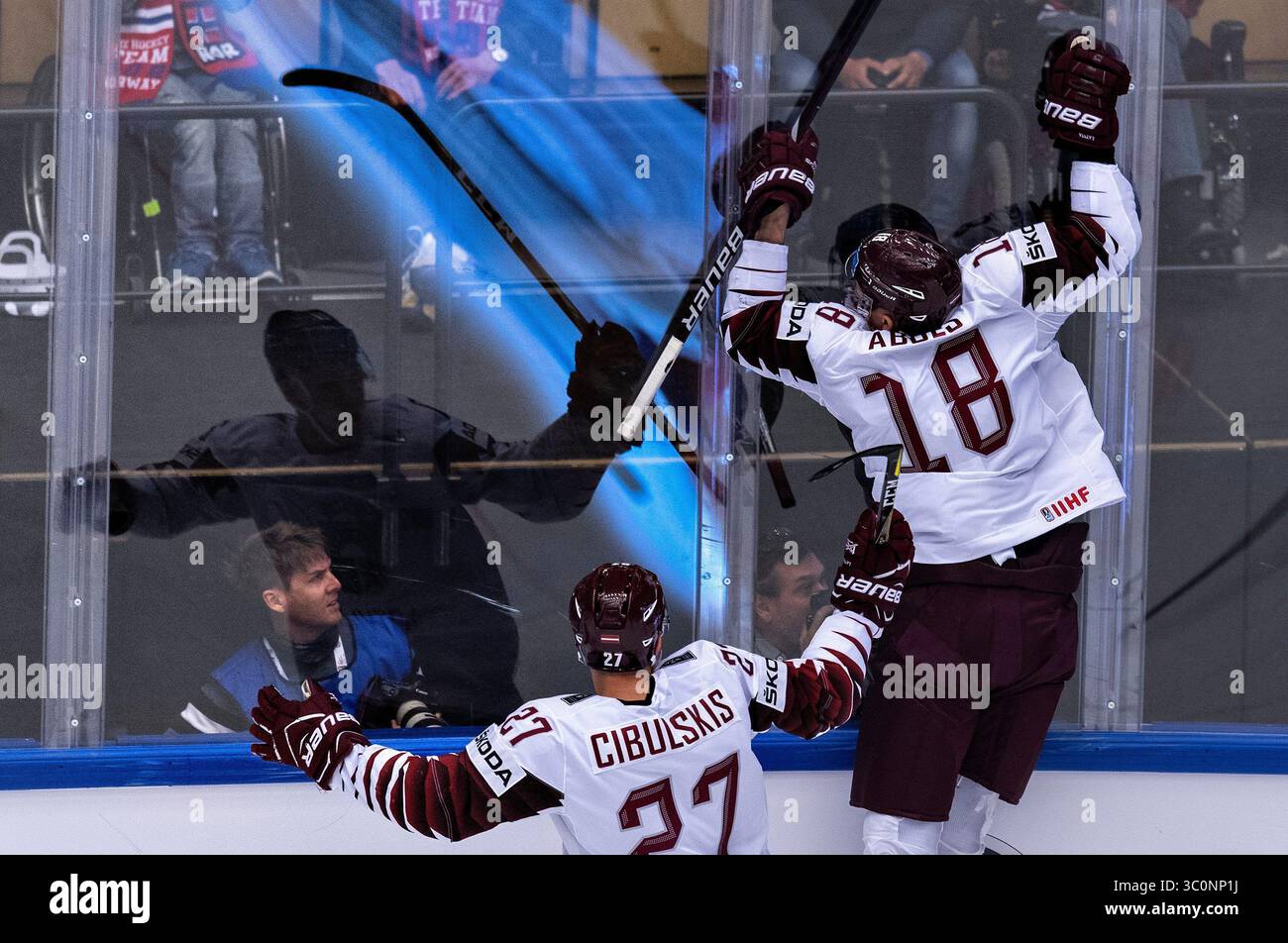 5 maggio 2018 - Herning, Danimarca - Oskars Cibulskis, Rodrigo Abols, Lettonia festeggiano durante la partita a gironi tra Norvegia e Lettonia nel Campionato Mondiale di hockey su ghiaccio 2018 a Jyske Bank Boxen. (Immagine di credito: © Lars Moeller via ZUMA Wire) Foto Stock