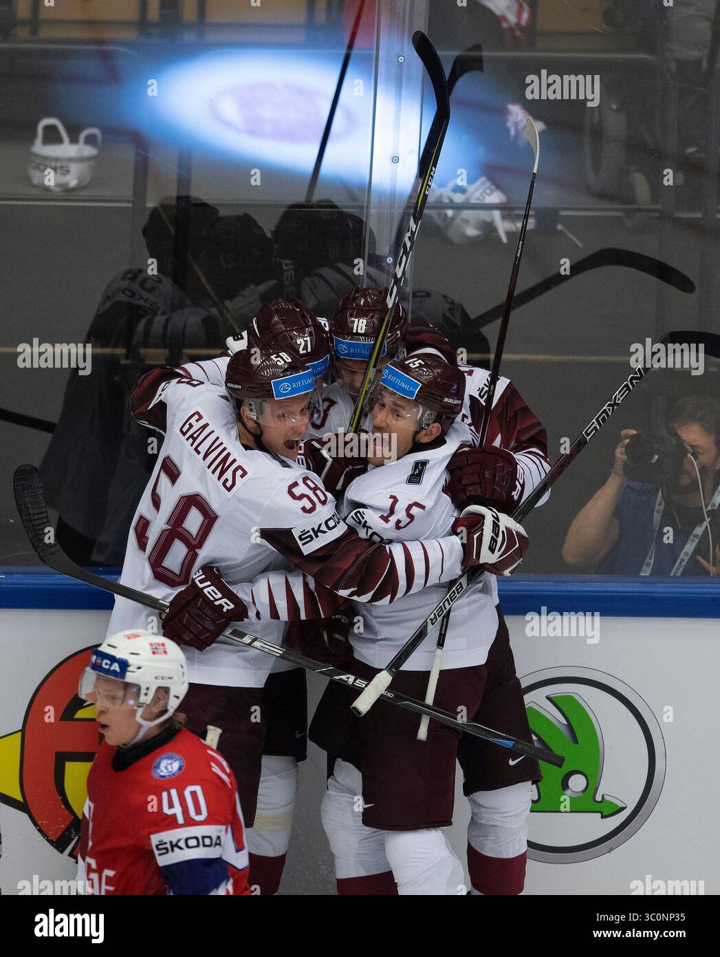 5 maggio 2018 - Herning, Danimarca - Martins Karsums, Guntis Galvins, Oskars Cibulskis, Rodrigo Abols, Lettonia festeggiano durante la partita a gironi tra Norvegia e Lettonia nel Campionato Mondiale di hockey su ghiaccio 2018 a Jyske Bank Boxen. (Immagine di credito: © Lars Moeller via ZUMA Wire) Foto Stock