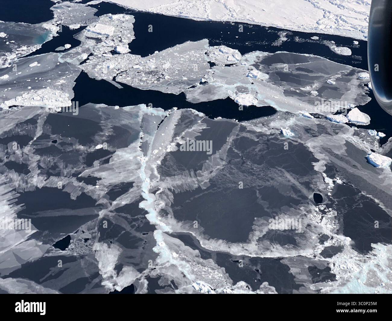 11 dicembre 2018 - Mare di Bellingshausen - a meno di tre mesi dalla sua missione, il satellite Ice, Cloud and Land Elevation 2 della NASA, o ICESat-2, sta già superando le aspettative degli scienziati. Il satellite sta misurando l'altezza del ghiaccio marino entro un pollice, tracciando il terreno di valli antartiche precedentemente non mappate, rilevando calotte di ghiaccio remote e sbirciando attraverso le tettoie forestali e le acque costiere poco profonde. In questa immagine, il ghiaccio marino si forma nell'acqua aperta tra i pianali, chiamati piombo, nel Mare di Bellingshausen. ICESat-2 è in grado di rilevare il sottile ghiaccio marino, consentendo agli scienziati di più accuratel Foto Stock