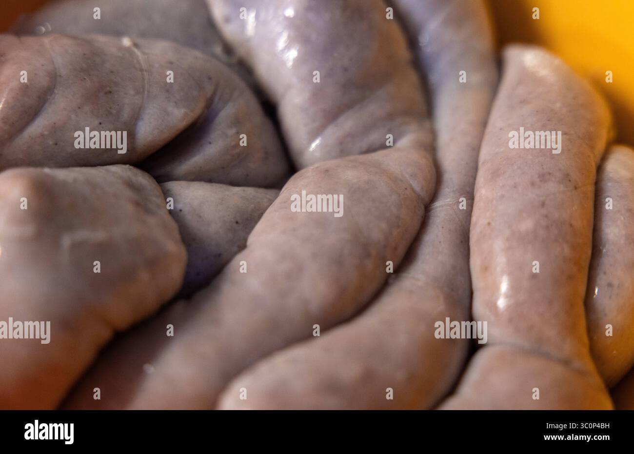 Chiudere le salsicce crude in un recipiente. Chiudere le salsicce crude in un recipiente. Pronto per la padella o il barbecue. Food sausages B97A8547 Foto Stock
