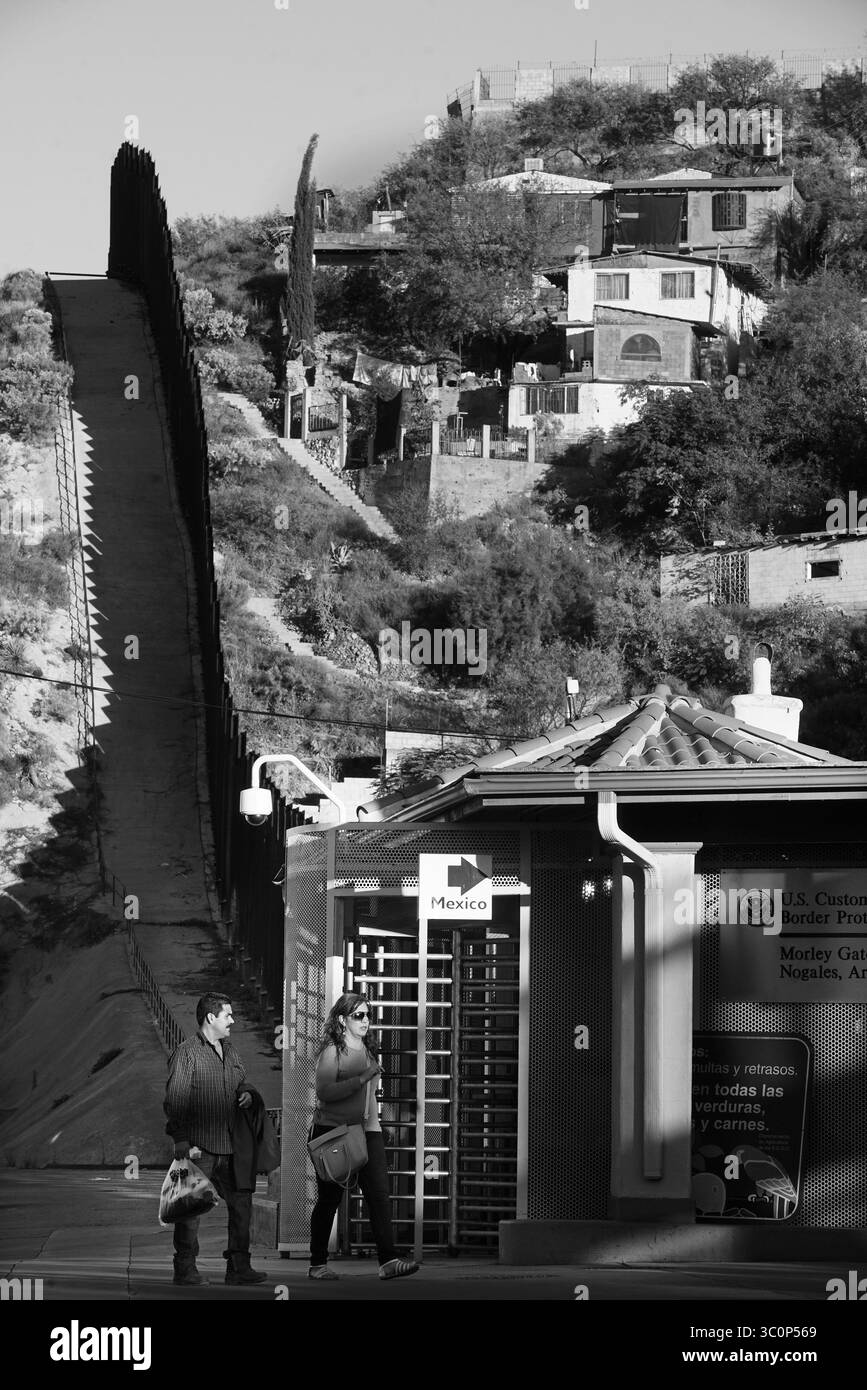 3 novembre 2018 - Nogales, Arizona, Stati Uniti - sulla destra si trova Nogales, diverse città di confine in Arizona sono letteralmente divise dal muro. Una battaglia tra Messico e Stati Uniti portò al primo muro permanente nel 1918. (Immagine di credito: © Richard Tsong-Taatarii/ZUMA Wire) Foto Stock
