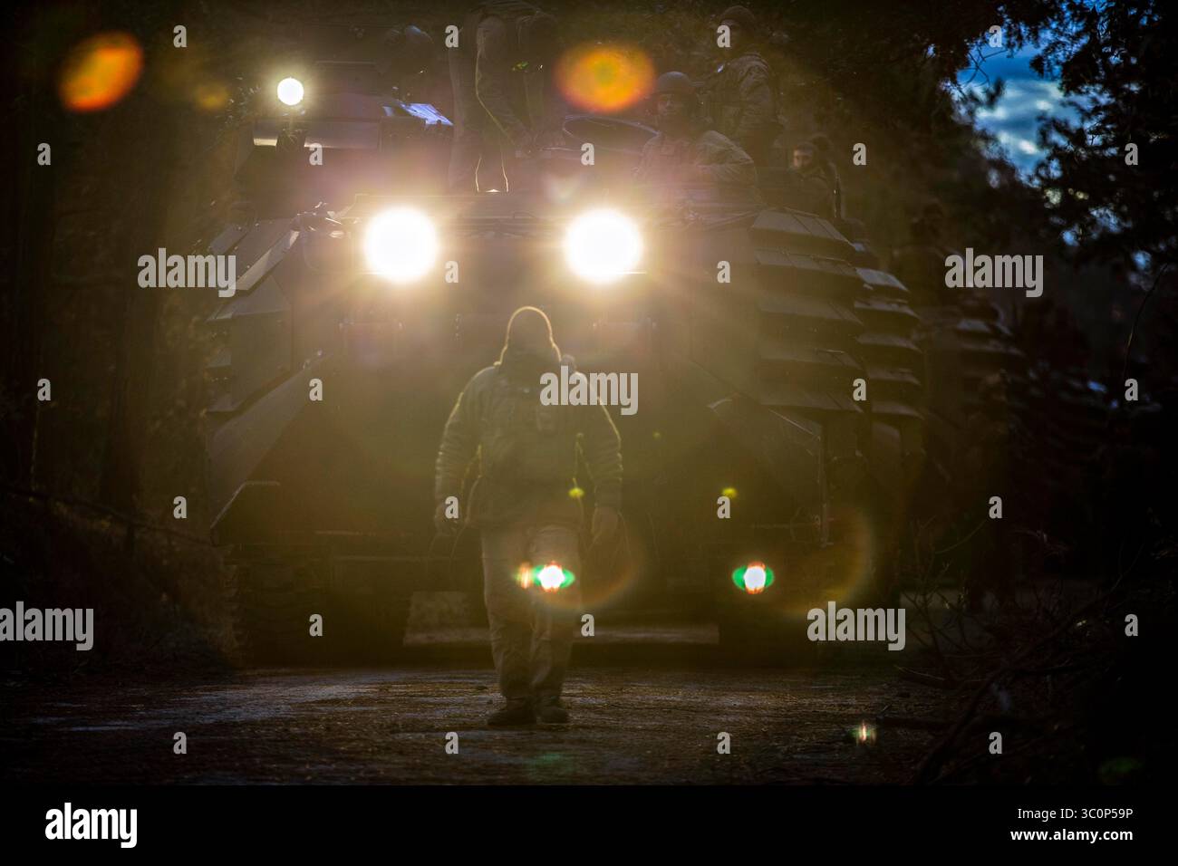 7 dicembre 2018 - Camp Lejeune, Carolina del Nord, Stati Uniti - Un Marine degli Stati Uniti con 2nd Assault Amphibian Battalion, 2nd Marine Division, guida un veicolo anfibio d'assalto AAV-P7/A1 in posizione prima delle operazioni di attraversamento del fiume come parte del 6th Marine Regiment Field Exercise (FEX) a bordo di Camp Lejeune, N.C., 7 dicembre 2018. Il reggimento FEX utilizza le capacità di combattimento di tutta la Marine Air-Ground Task Force, migliorando la preparazione alla missione. (Immagine di credito: © U.S. Marine Corps/ZUMA Wire/ZUMAPRESS.com) Foto Stock