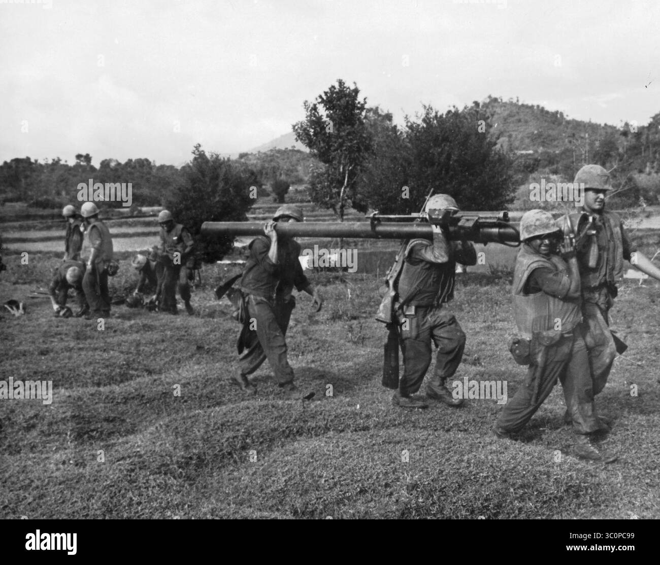 I Marines spostano un fucile senza rinculo da 106 mm durante l'operazione Harvest Moon, 10 dicembre 1965. Foto Stock