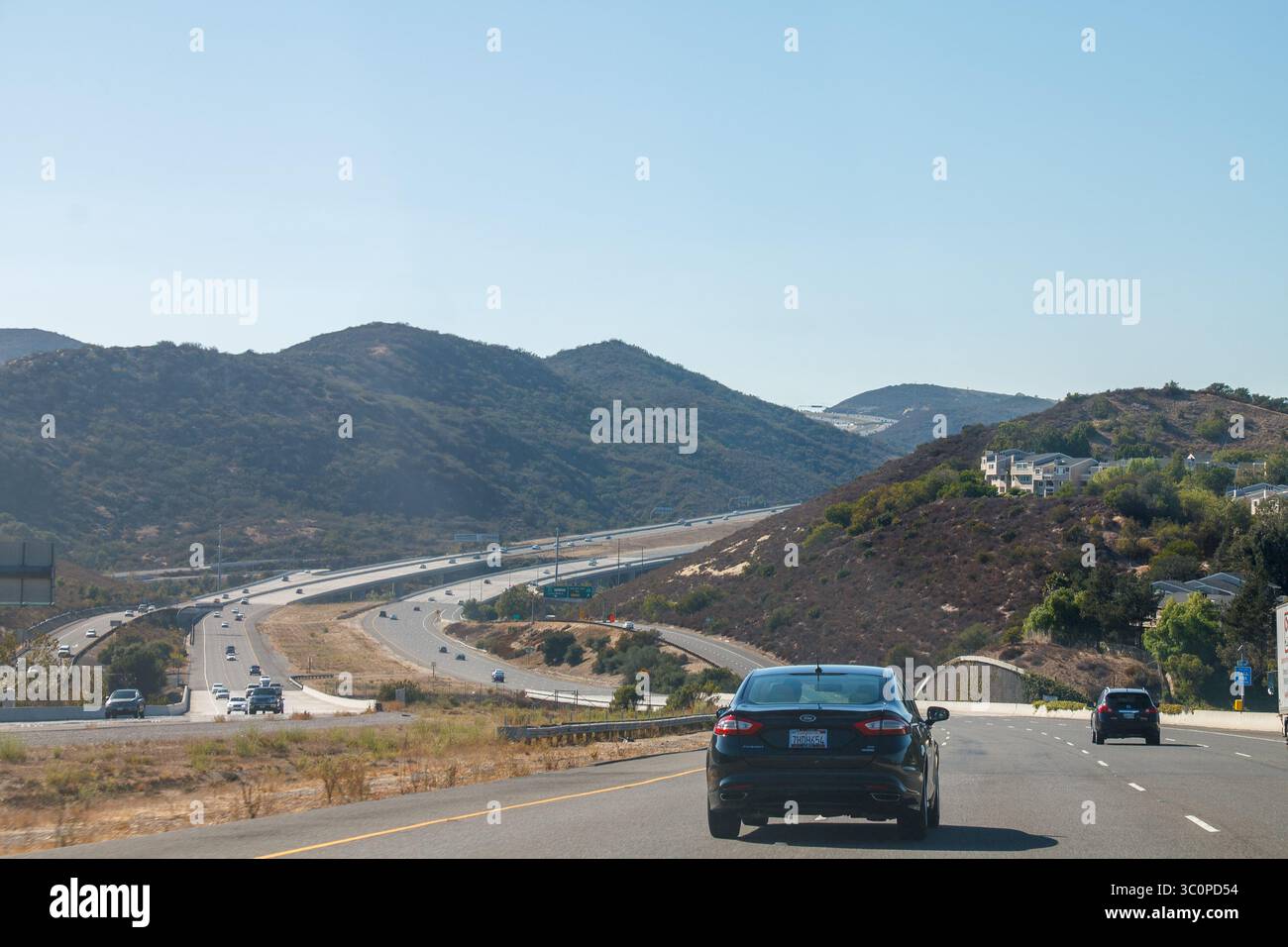 Interstate 405 nord, autostrada di Los Angeles in California, Stati Uniti Foto Stock