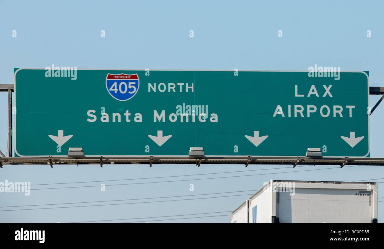 Segui le indicazioni per l'Interstate 405 direzione nord Santa Monica e l'aeroporto LAX sulla strada in California, Stati Uniti Foto Stock