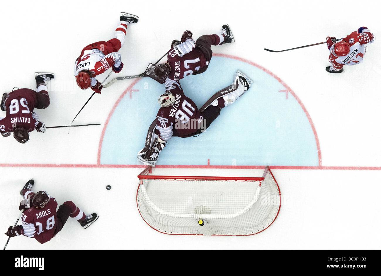 15 maggio 2018 - Herning, Danimarca - Philip Larsen, Frans Nielsen, Danimarca e Elvis Merzlikins, Rodrigo Abols, Guntis Galvins, Oskars Cibulskis, Lettonia durante la partita a gironi tra Lettonia e Danimarca nel Campionato Mondiale di hockey su ghiaccio 2018 a Jyske Bank Boxen, Herning, Danimarca. (Immagine di credito: © Lars Moeller/ZUMA Wire) Foto Stock