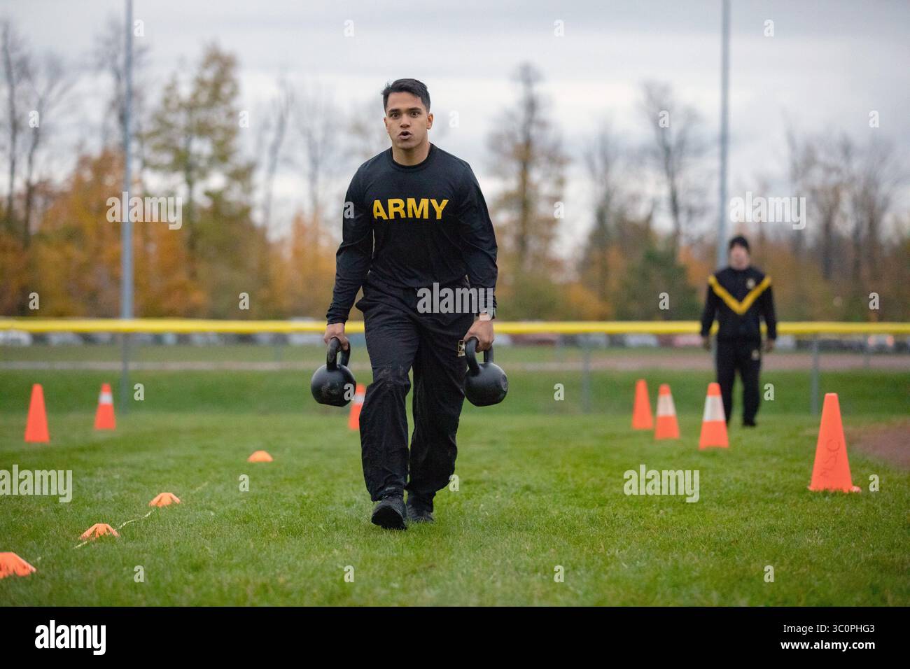 1 novembre 2018 - Fort Drum, New York, Stati Uniti - Sgt. Traighe Rouse, 1-87IN, 1BCT10MTN, trasporta due campane da 40 libbre durante l'evento A 250 metri Sprint, drag and carry del nuovo Army Combat fitness test (ACFT), Fort Drum, N.Y., 1 novembre 2018. (Immagine di credito: © U.S. Army/ZUMA Wire/ZUMAPRESS.com) Foto Stock