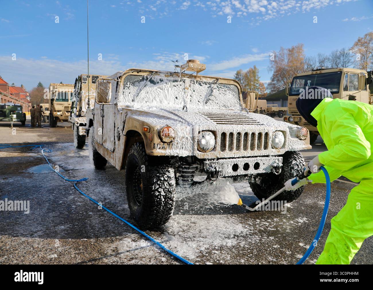 12 novembre 2018 - Boleslawiec, Polonia - Esercito degli Stati Uniti dal 91st Brigade Engineer Battalion, 1st Armored Brigade Combat Team, 1st Cavalry Division spruzzano veicoli in preparazione per il convoglio in Germania a Boleslawiec, Polonia, 12 novembre 2018. Il battaglione Saber continuerà i suoi esercizi di allenamento con altri elementi di 1-1 CD a Hohenfels, Germania. (Immagine di credito: © U.S. Army/ZUMA Wire/ZUMAPRESS.com) Foto Stock