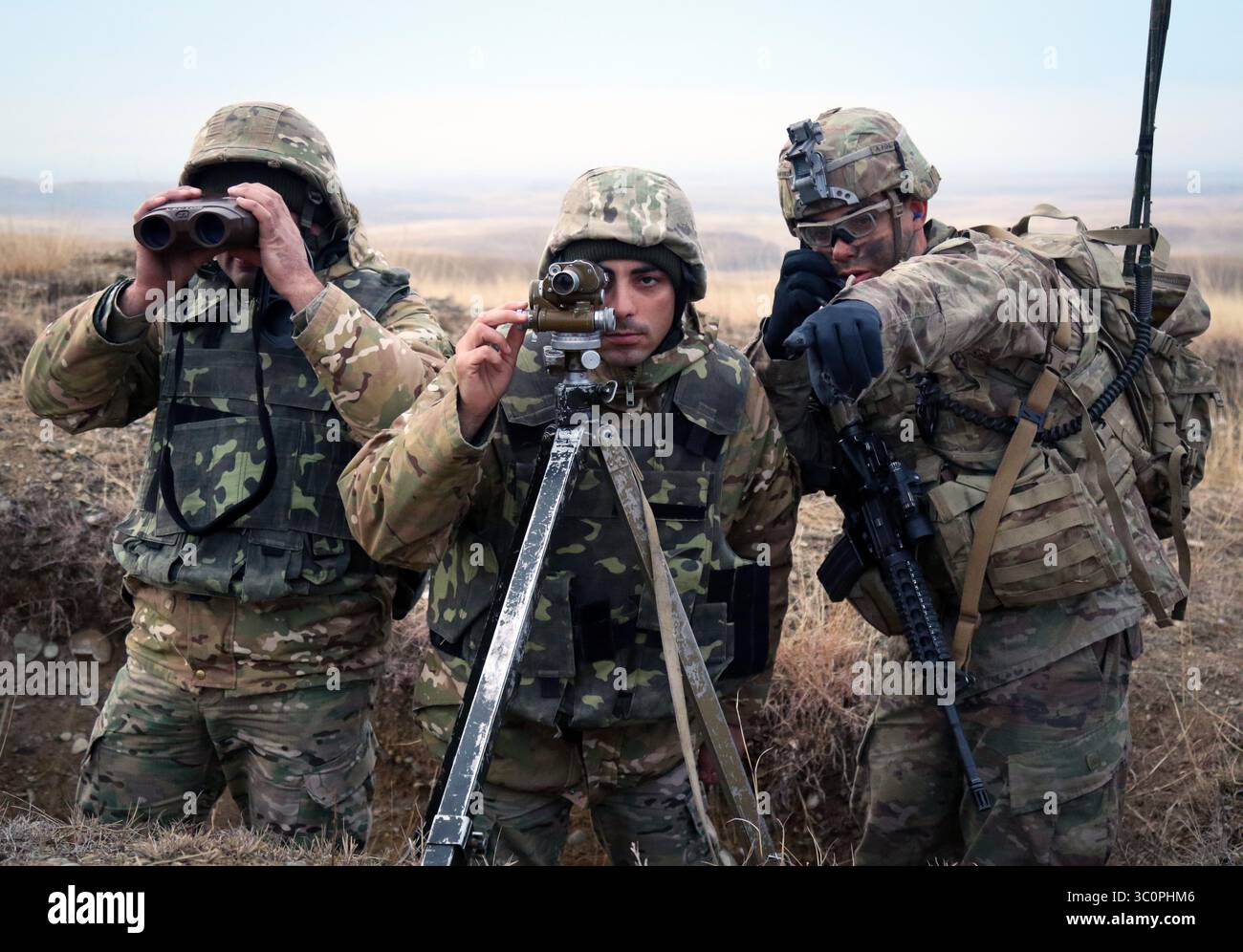 5 dicembre 2018 - Vaziani Training area, Georgia - U.S. Army Sgt. Sanchez assegnato al plotone rosso, Cobra Company, 2nd Battalion, 8th Cavalry Regiment, 1st Armored Brigade Combat Team, 1st Cavalry Division e soldati georgiani esaminano la gamma durante un evento di fuoco vivo di armi combinate multinazionali a sostegno del Georgia Defense Readiness Program presso la Vaziani Training area in Georgia, 5 dicembre 2018. Il GDRP è un programma congiunto in cui l'esercito degli Stati Uniti consiglia, guida e forma personale e comandanti georgiani al fine di migliorare la preparazione al combattimento. (Immagine di credito: © U.S. Army/ZUMA Wire/ZUM Foto Stock