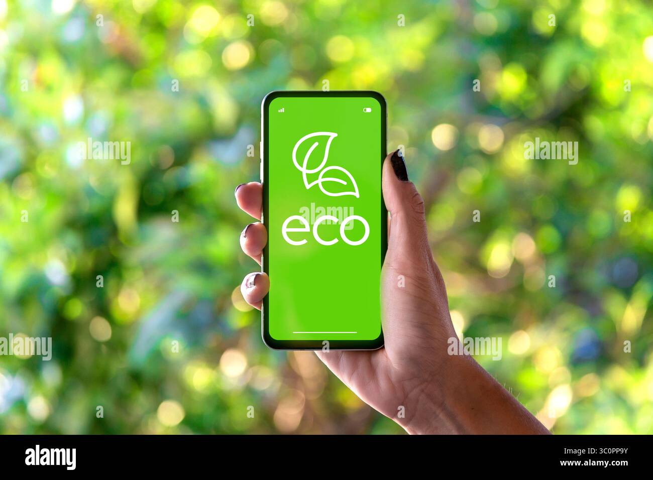 Concetto ecologico, ecologico, ecologico e sostenibile sullo schermo del telefono cellulare. Donna che tiene in mano uno smartphone e mostra un'app ecocompatibile. Foto Stock