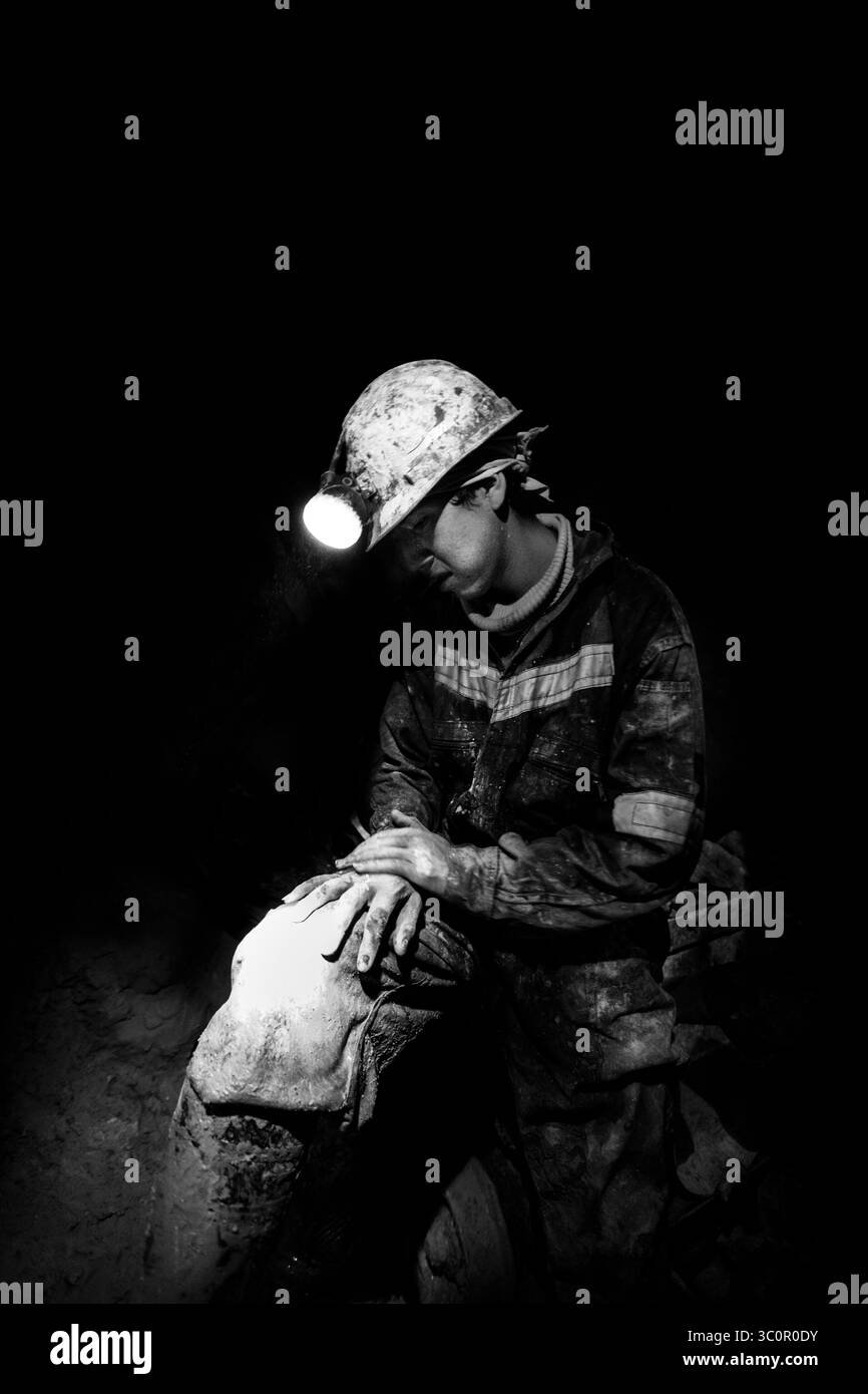 Simone Francescangeli è un autodidatta narratore di storie visive che eccelle nel raccontare storie sulla condizione umana e sulle sue capacità e implicazioni sociali degli interventi in questo mondo. Simone ha viaggiato e lavorato in Italia, in Europa, Sud America e Africa. Simone ha presentato progetti su temi come pellegrini etiopi, strade italiane in Etiopia, subacquei artigianali del Cile, minatori infantili in Bolivia, in varie riviste tra cui: The Washington Post, TCI, Witness Journal, GUP Spain, ePerfect magazine e pubblicazioni in Cile e Italia. Le Simones Exhibitions sono state in Italia, Ru Foto Stock