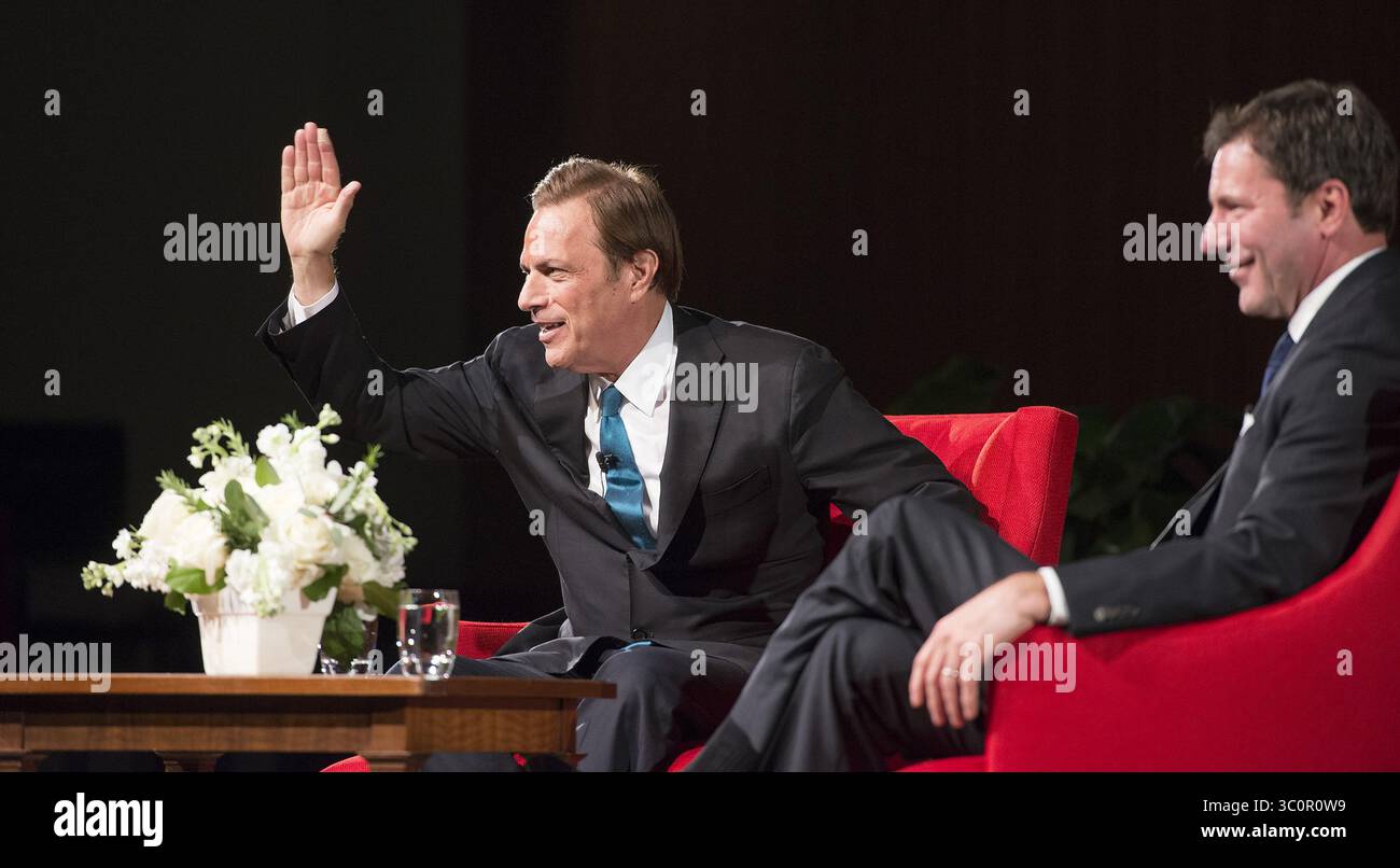 11 dicembre 2018 - Austin, Texas, Stati Uniti d'America - il biografo e storico presidenziale Michael Beschloss discute il suo ultimo libro, Presidents of War: The Epic Story, From 1807 to Modern Times, e ha discusso la vita e l'eredità del defunto presidente George H. W. Bush moderato dal presidente e CEO della LBJ Foundation Mark Updegrove, Right, alla LBJ Presidential Library 11 dicembre 2018 ad Austin, Texas. (Immagine di credito: © Jay Godwin via ZUMA Wire) Foto Stock